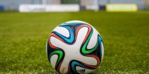 Đội khách giữ sạch lưới