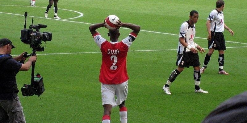 Phân tích lối đá của 2 đội để chọn cược kèo ném biên hợp lý